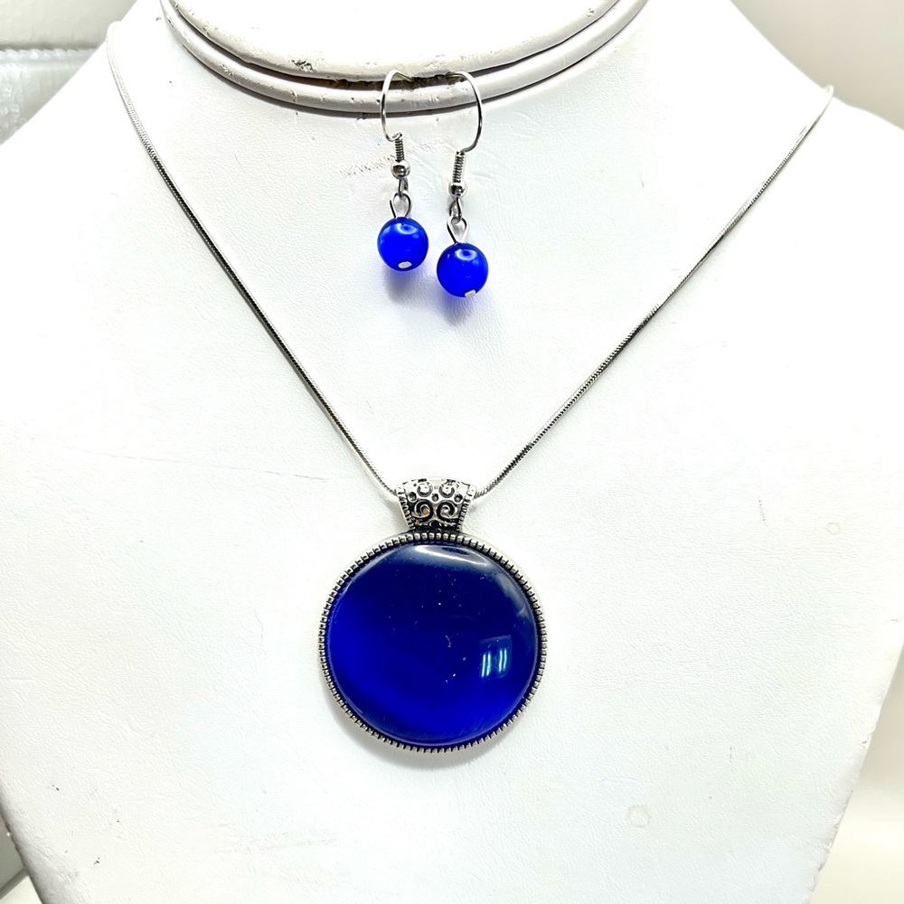 Elegant Blue Pendant Necklace and Earring Set